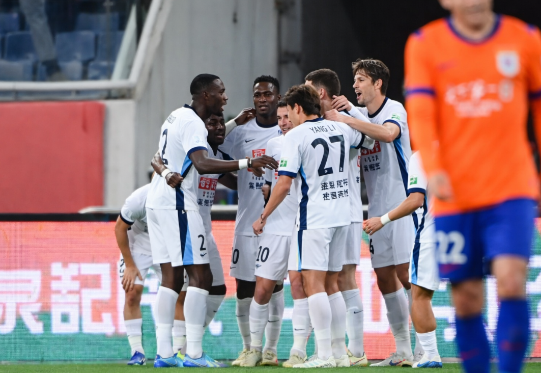 中超激战:马莱莱闪耀全场,泰山主场1-2憾负大连 中超激战:马莱莱闪耀全场,泰山主场1-2憾负大连